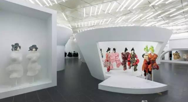 看展 | 川久保玲：从巴黎到大都会博物馆，一位国际设计大师是如何炼成的？