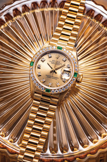 劳力士  精美，女装黄金镶钻石及绿宝石自动链带腕表，备日期显示，「Datejust」，型号69078，年份约1991，附原厂证书