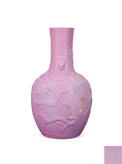 粉地雕瓷海水龙纹天球瓶