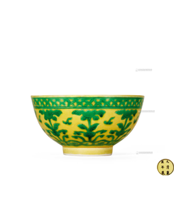 黄地绿彩花卉碗