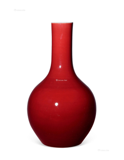 宝石红釉天球瓶