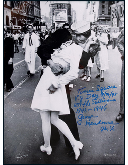 “胜利之吻男主角”乔治·门多萨（George Mendonsa）亲笔签名赠言照片，附证书