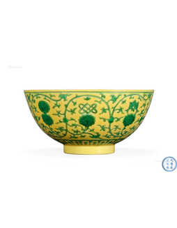 黄地绿彩花卉纹碗
