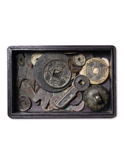 清-近代 紫檀木盒：含钱币一组三十九枚及铜镜一件、铜权一件