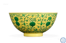 黄地绿彩花卉纹碗