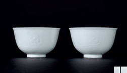 白釉浮雕梅花纹小碗