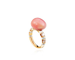 Sarah Ho设计，天然海螺珠配钻石及白色珐琅戒指