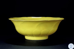 柠檬黄釉花瓣形大碗