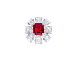 4.92克拉缅甸「鸽血红」红宝石配钻石戒指，未经加热
