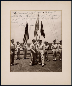 “美国五星上将”道格拉斯.麦克阿瑟（Douglas MacArthur ）亲笔签名朝鲜战争接手联合国军旗帜仪式历史瞬间照片，附证书