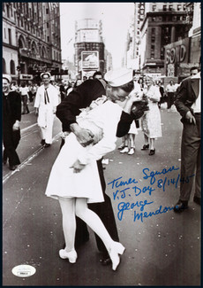 “胜利之吻男主角”乔治·门多萨（George Mendonsa）亲笔签名赠言照片，附证书