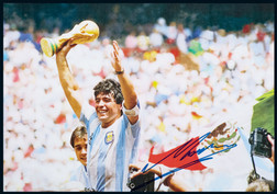“阿根廷球王”马拉多纳（Diego Maradona）亲笔签名照，附证书