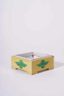 黄地绿彩云纹盒