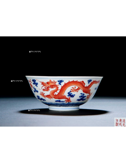 青花矾红云龙纹碗