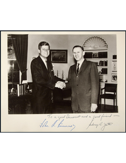 “美国第三十五任总统”约瀚·肯尼迪（John Kennedy）与伊利诺伊州议员代表薛尼·耶茨（Sidney Yates）联合亲笔签名照，附证书