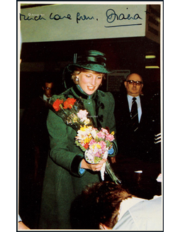 “英国最美王妃”戴安娜（Diana Spencer）亲笔签名照片明信片，附证书