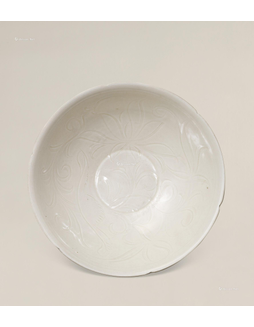 白釉刻划花卉纹碗