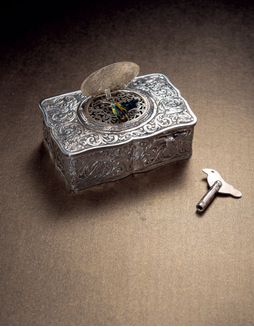UNSIGNED 独特精细，纯银唱歌小鸟音乐盒，年份约1960，附原厂钥匙