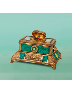 欧洲 铜质珐琅镶珍珠及绿松石鸟音盒