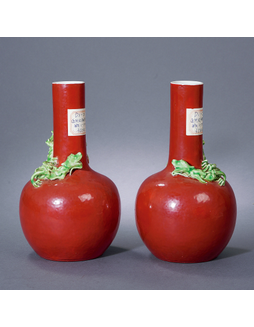 矾红雕瓷蟠龙小天球瓶