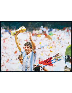 “阿根廷球王”马拉多纳（Diego Maradona）亲笔签名照，附证书