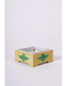 黄地绿彩云纹盒