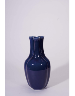 蓝釉三孔瓶