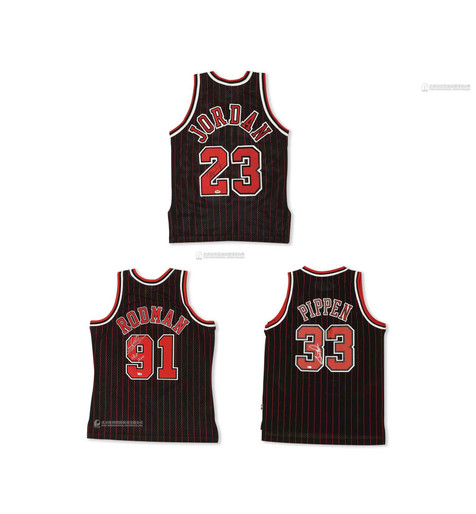 “芝加哥公牛三巨头”迈克尔·乔丹（Michael Jordan）、斯科蒂·皮蓬（Scottie Pippen）、丹尼斯·罗德曼（Dennis Rodman）亲笔签名球衣一组共3件，附证书