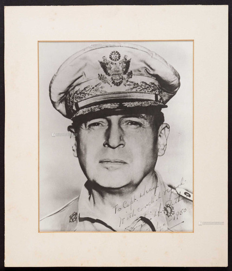 “美国五星上将”道格拉斯·麦克阿瑟（Douglas MacArthur）亲笔签名官方赠言照，附证书