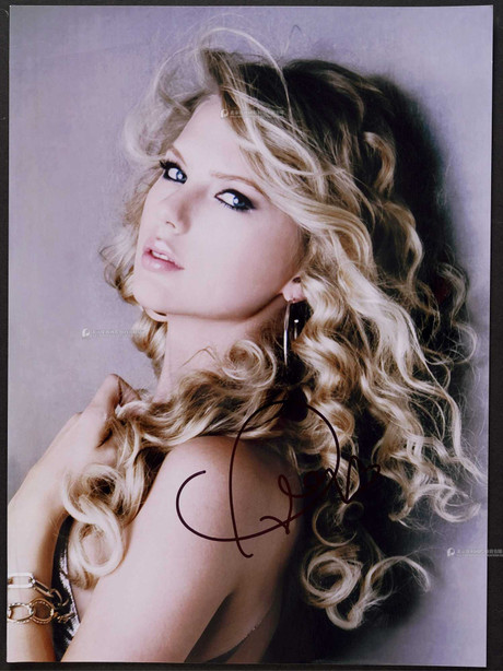 “美国音乐天后”泰勒·斯威夫特（Taylor Swift）亲笔签名照，附证书