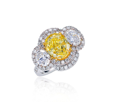 约2.2克拉彩黄色VS2净度钻石配钻石戒指