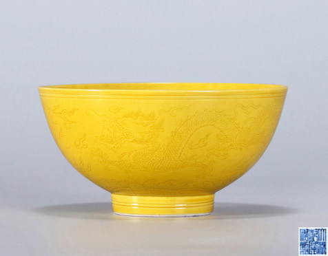 黄釉暗刻龙纹碗
