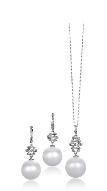 白色南洋珍珠配钻石吊坠及耳环套装 约13.87mm、13.14mm、12.89mm