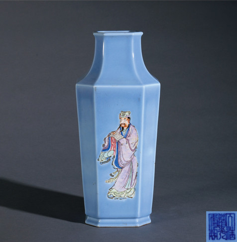 蓝地粉彩人物纹方瓶