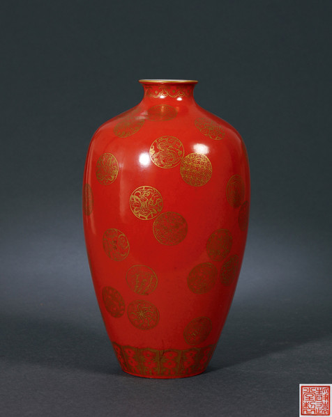 珊瑚红描金皮球花瓶