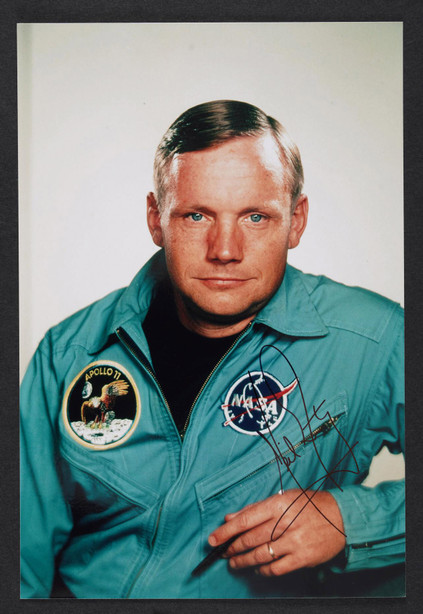 “登陆月球第一人”尼尔·阿姆斯特朗（Neil Armstrong）亲笔签名照，附证书