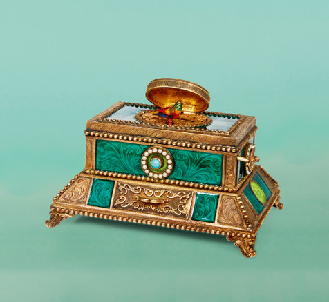 欧洲 铜质珐琅镶珍珠及绿松石鸟音盒