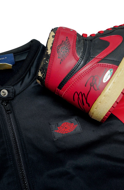 乔丹亲签1985年AIR JORDAN 1黑红BRED套装 含1双球鞋及1套夹克