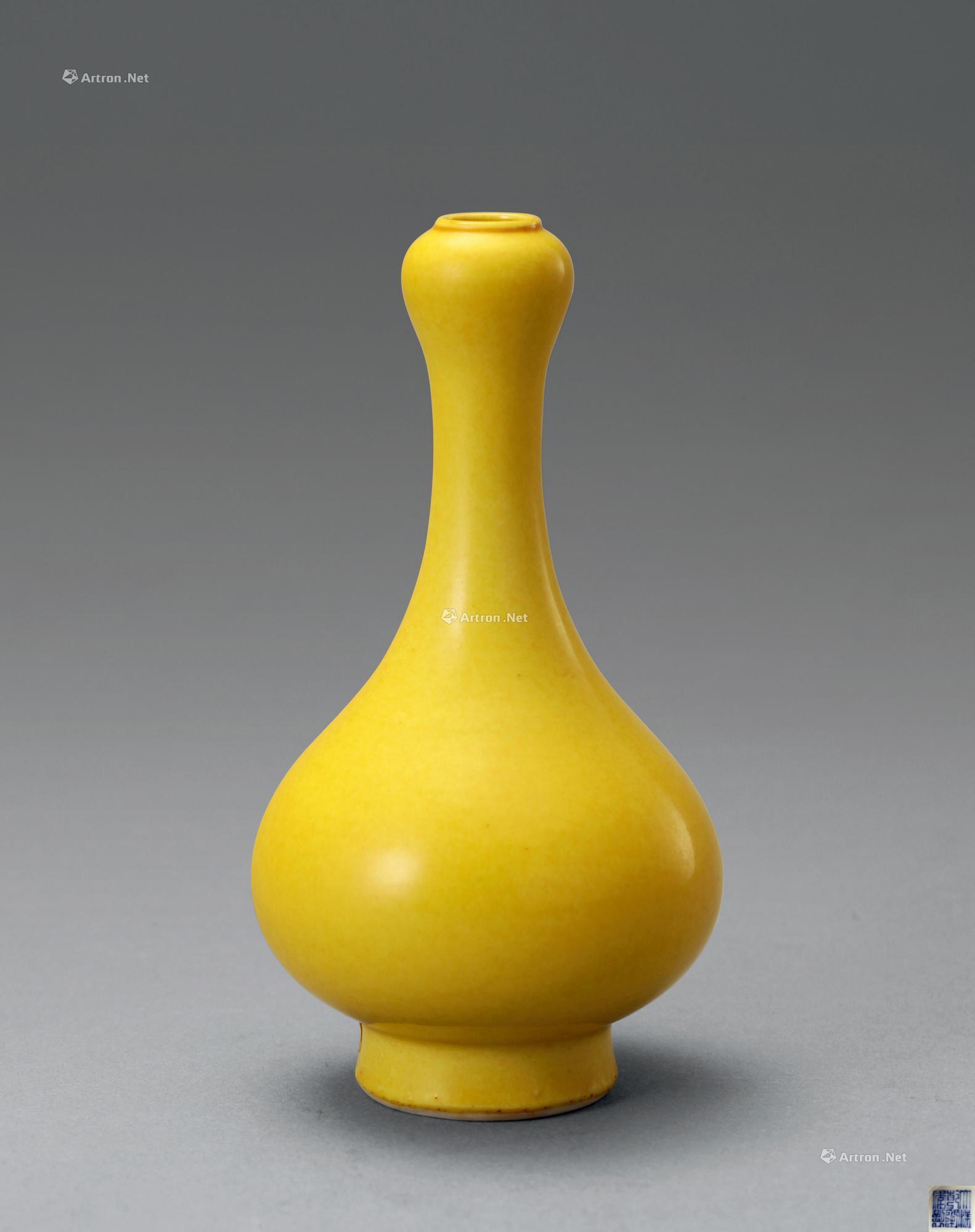4682清乾隆黄釉蒜头口小瓶