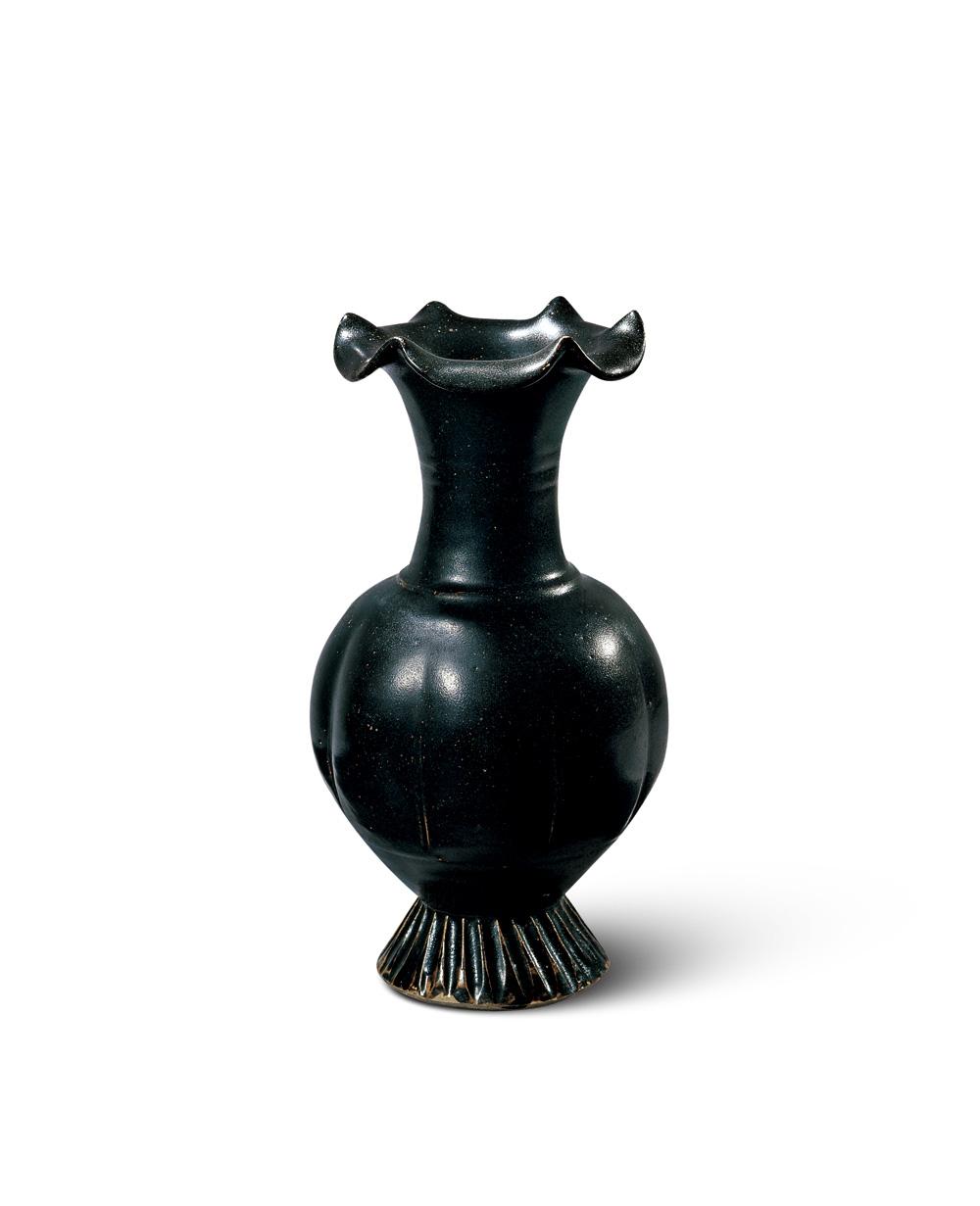 2850 宋 黑釉瓜棱花口瓶