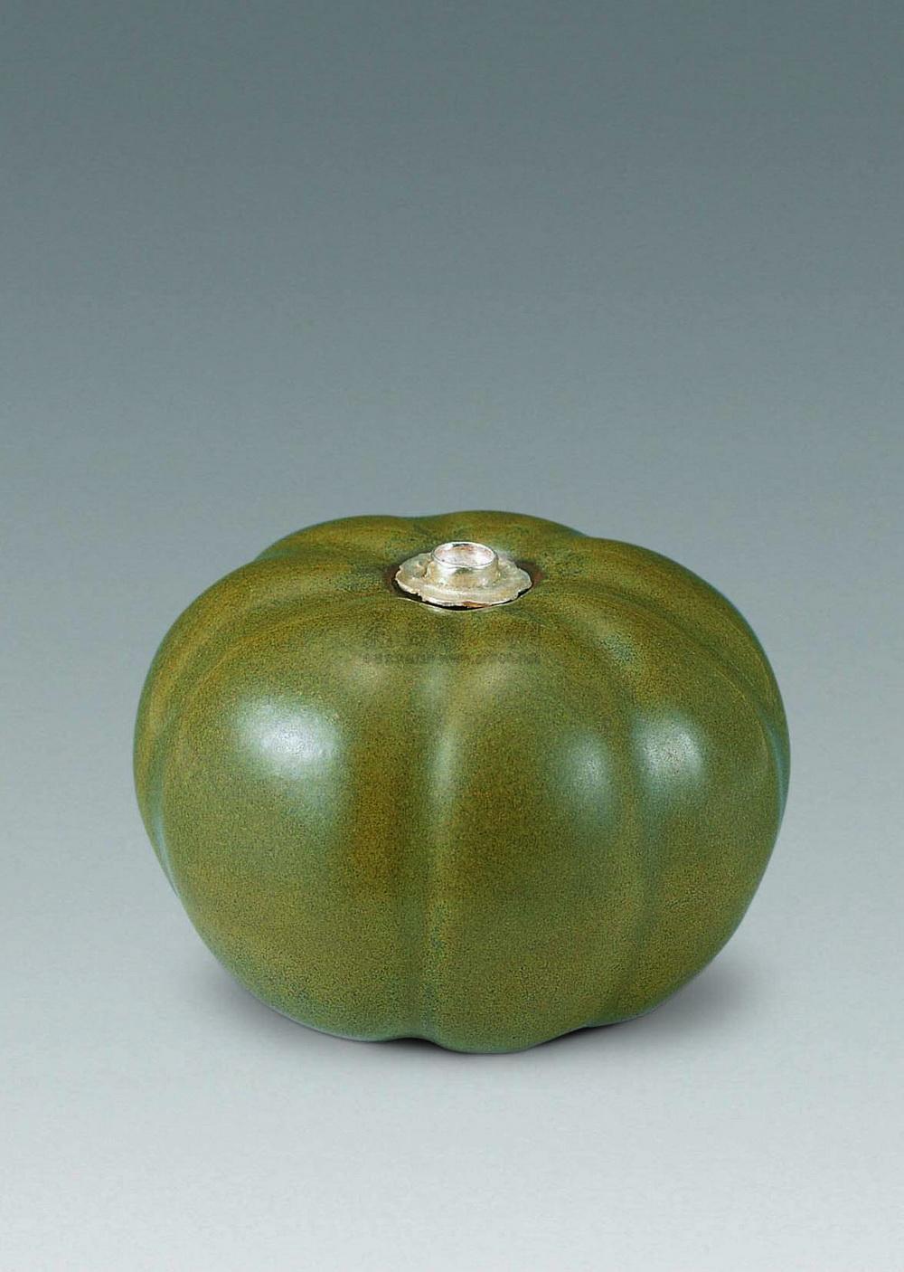 2317清中期鳝鱼黄釉瓜形水呈