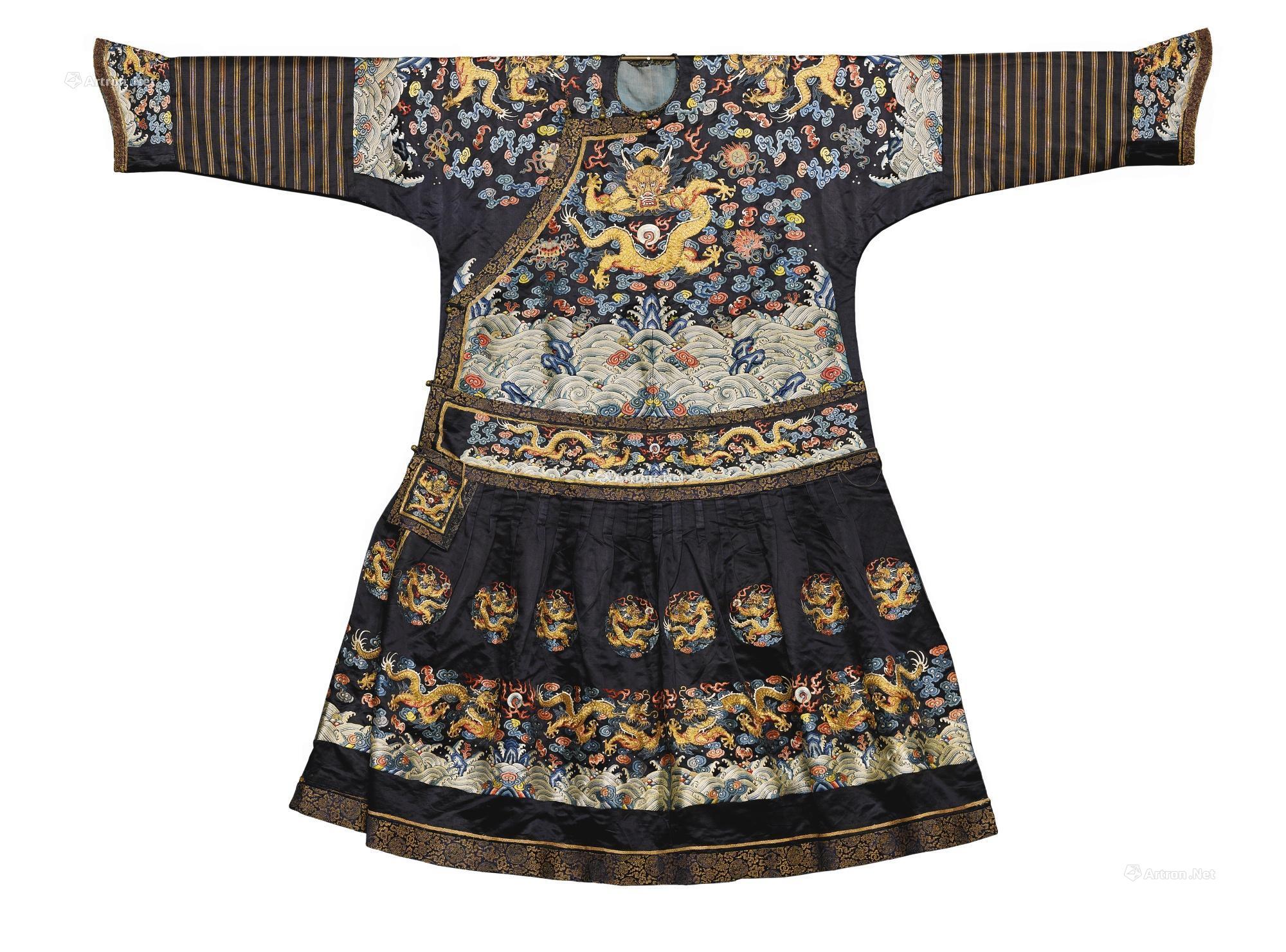 0523清19世纪中期石青锻绣八吉祥金龙纹朝袍