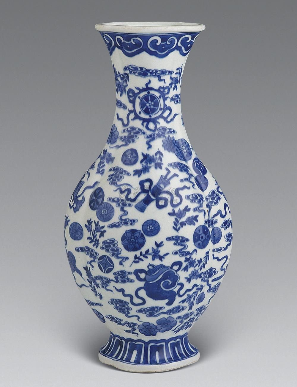 0229 清 青花杂宝纹海棠瓶