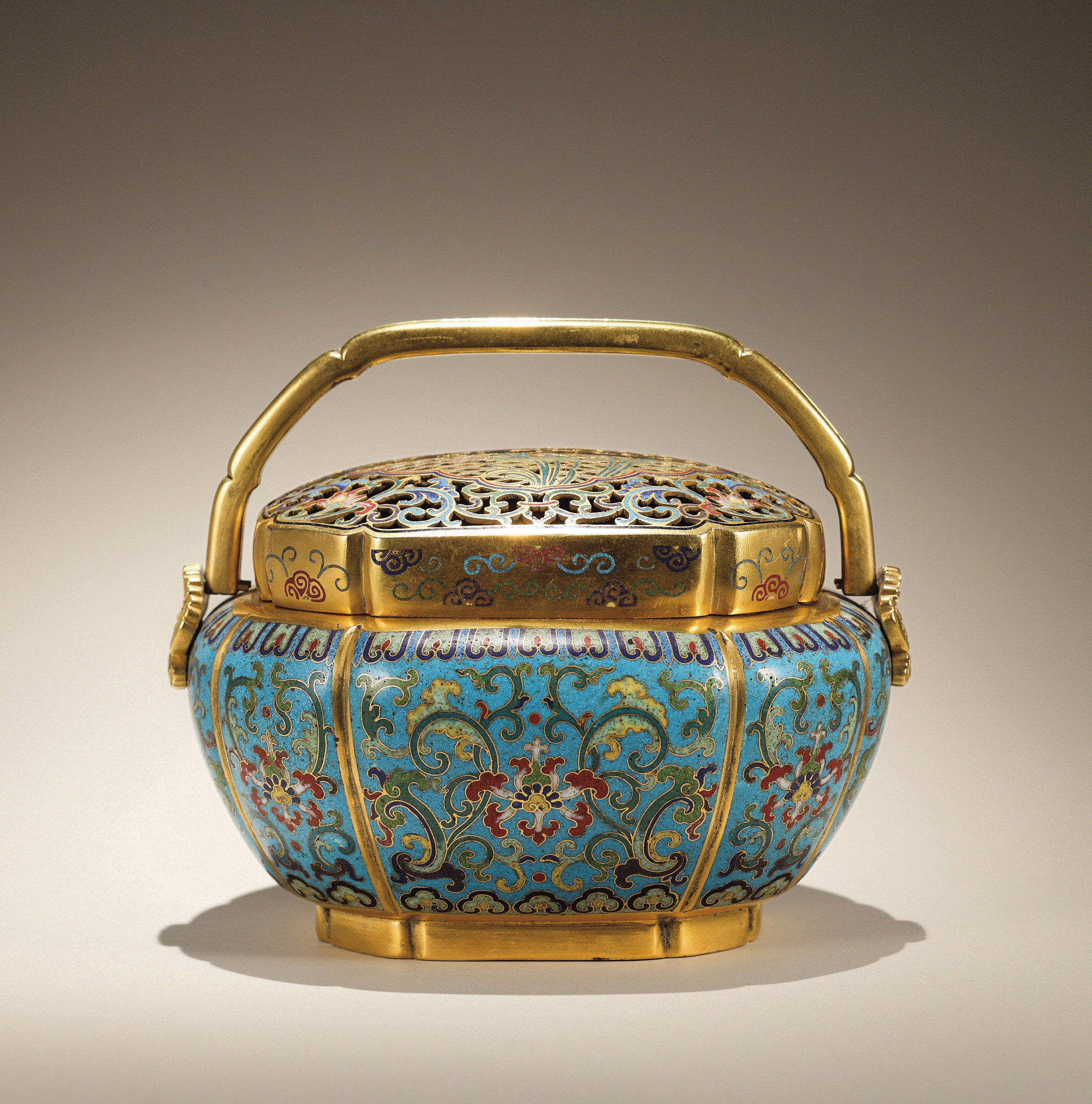 7161清乾隆铜胎掐丝珐琅荷塘莲纹海棠式手炉