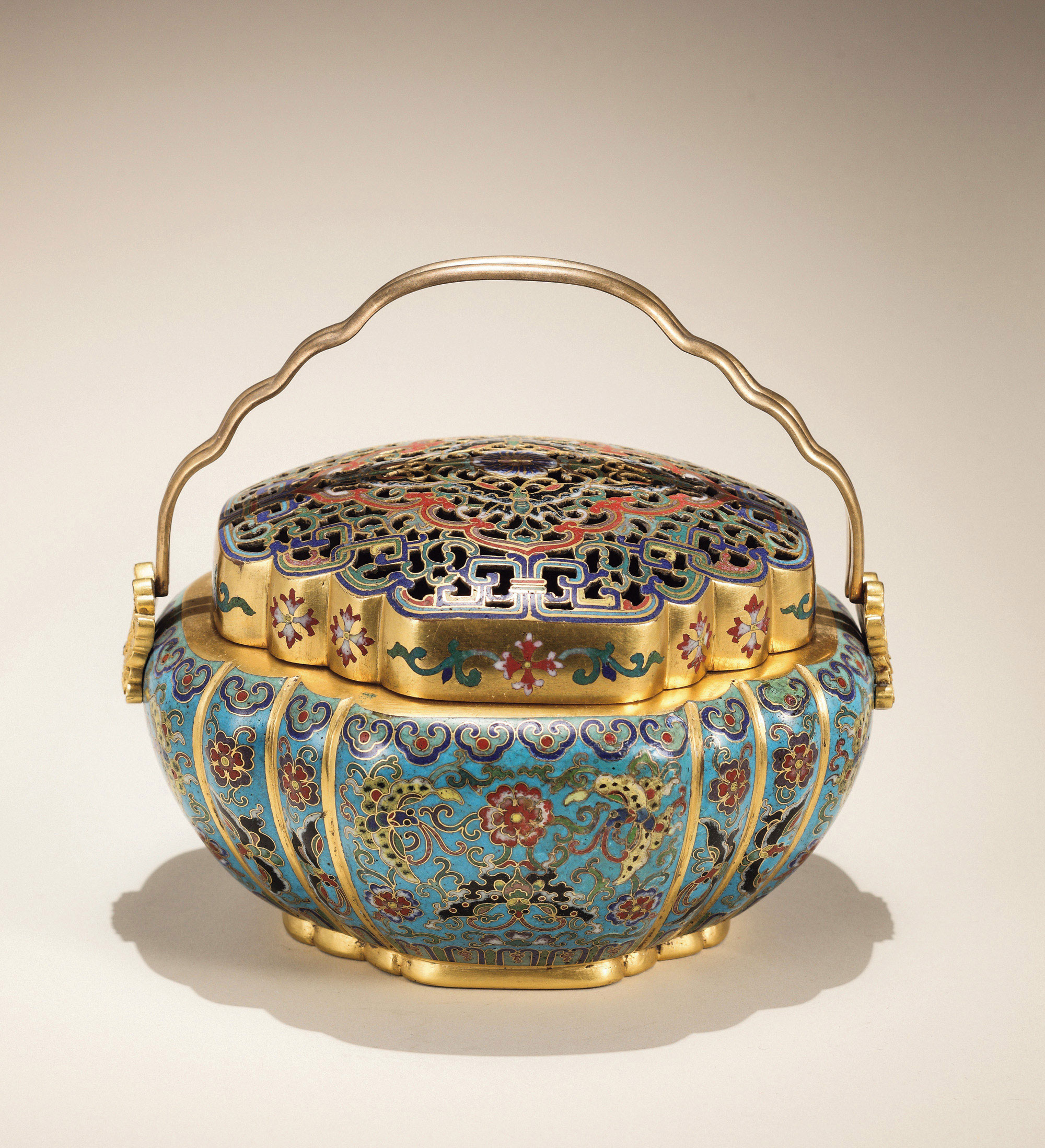 7162清乾隆铜胎掐丝珐琅花蝶纹海棠式手炉