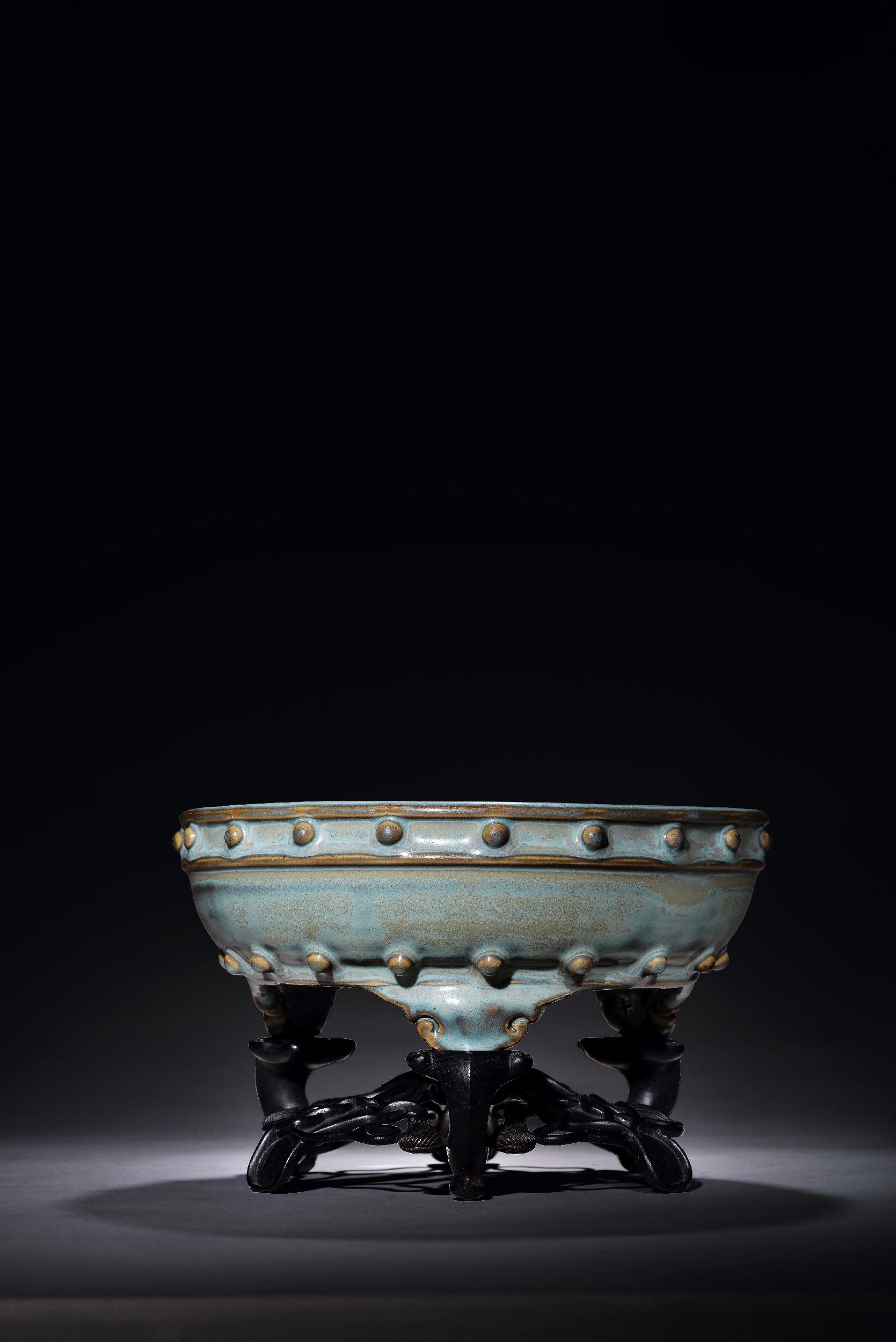 6248 元 钧窑月白釉三足鼓钉洗