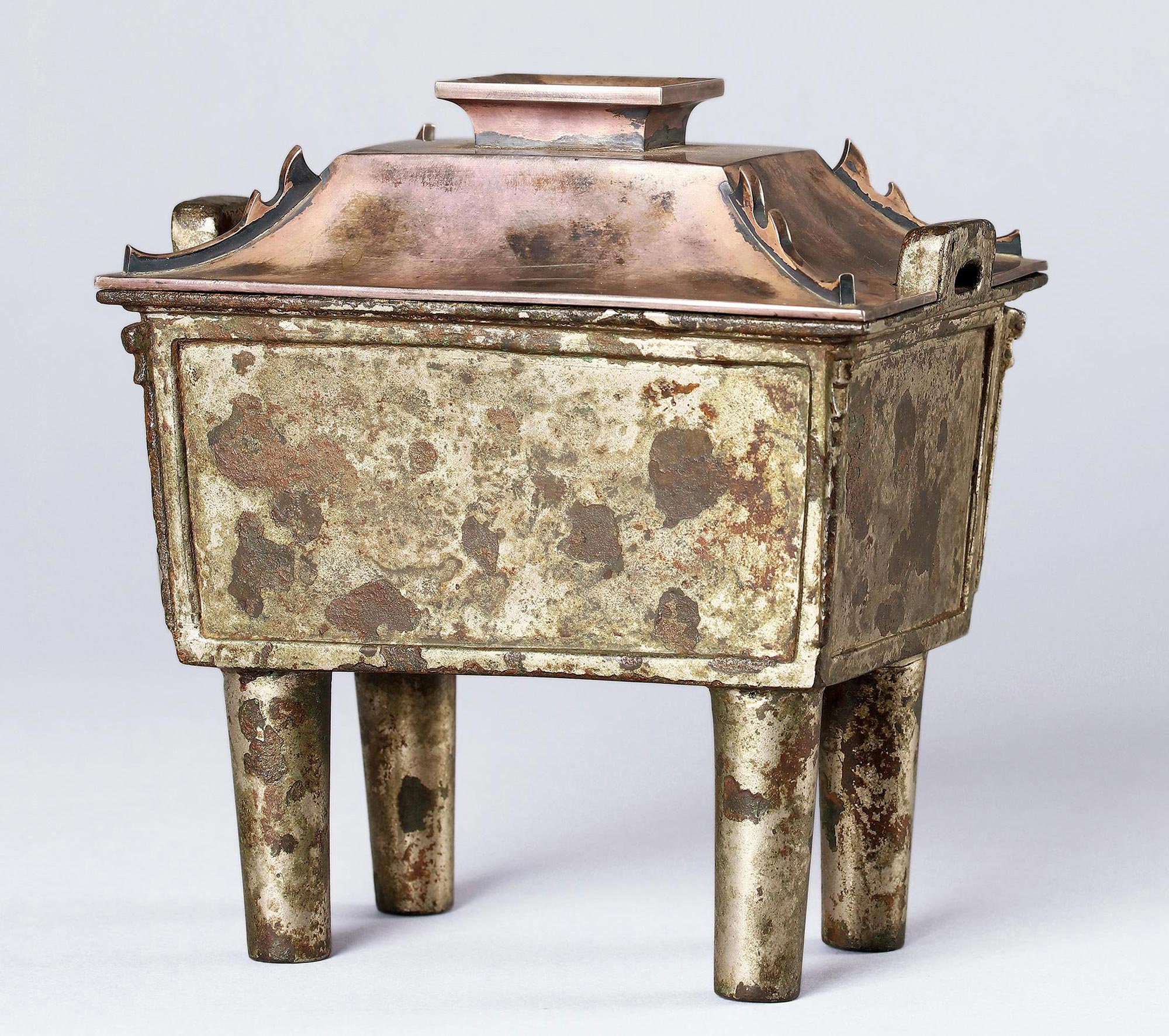 8439明响铜四足出戟方鼎配藏六制银盖