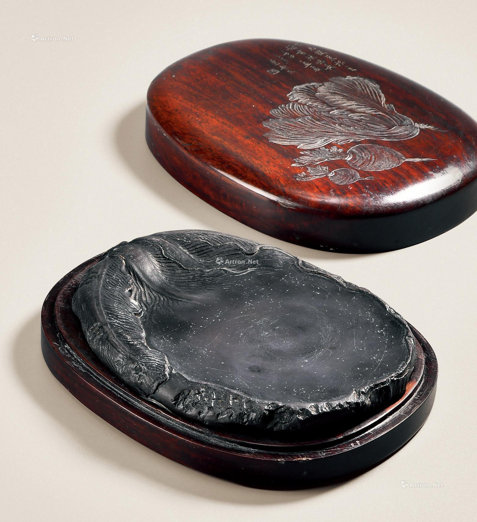 "边寿民"款 端石雕白菜纹随形砚-尚文余事 — 古名砚·文房陈设专场