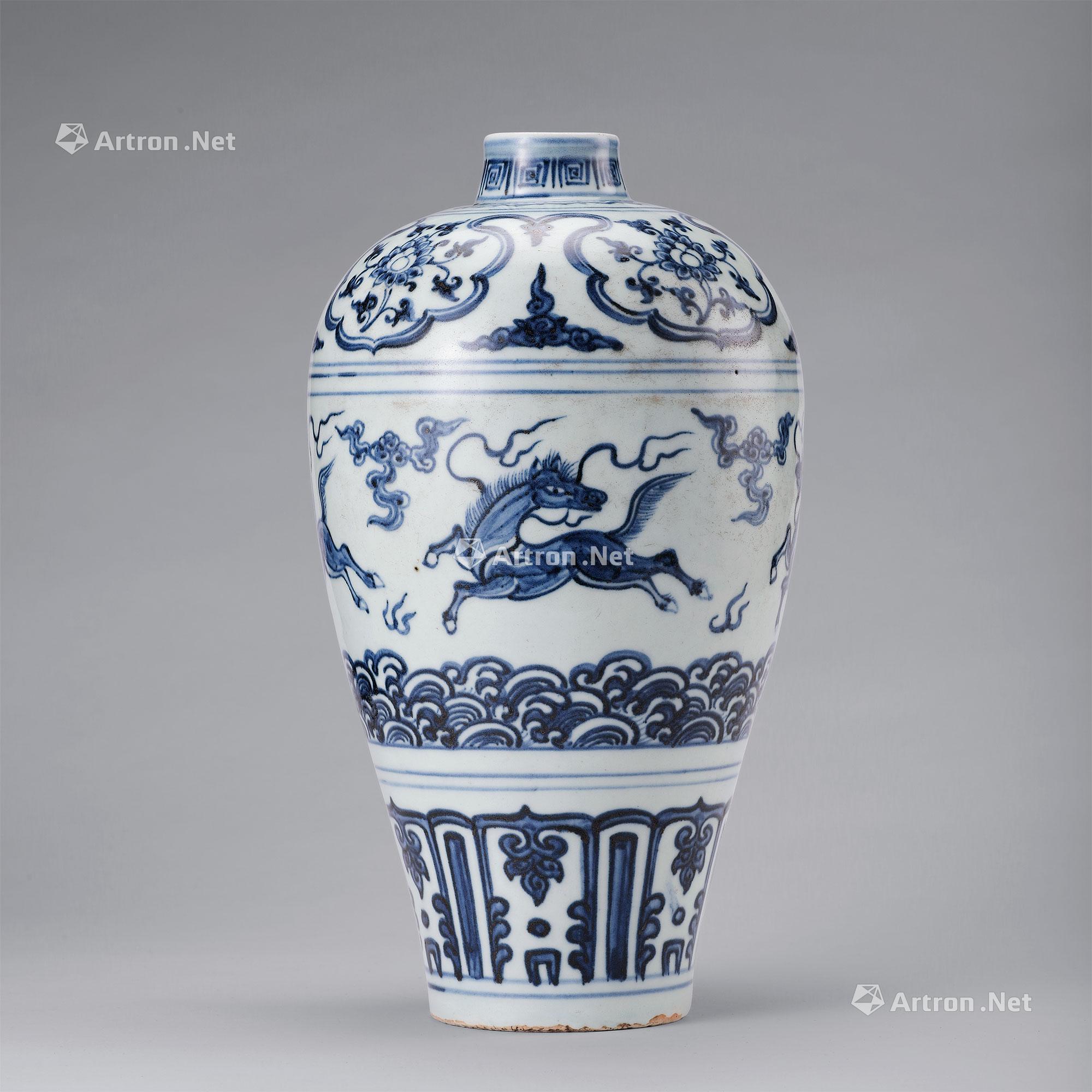 0483明晚期青花海兽纹梅瓶