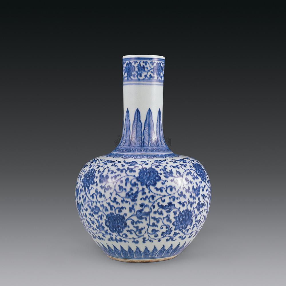 0056清雍正青花缠枝莲纹天球瓶